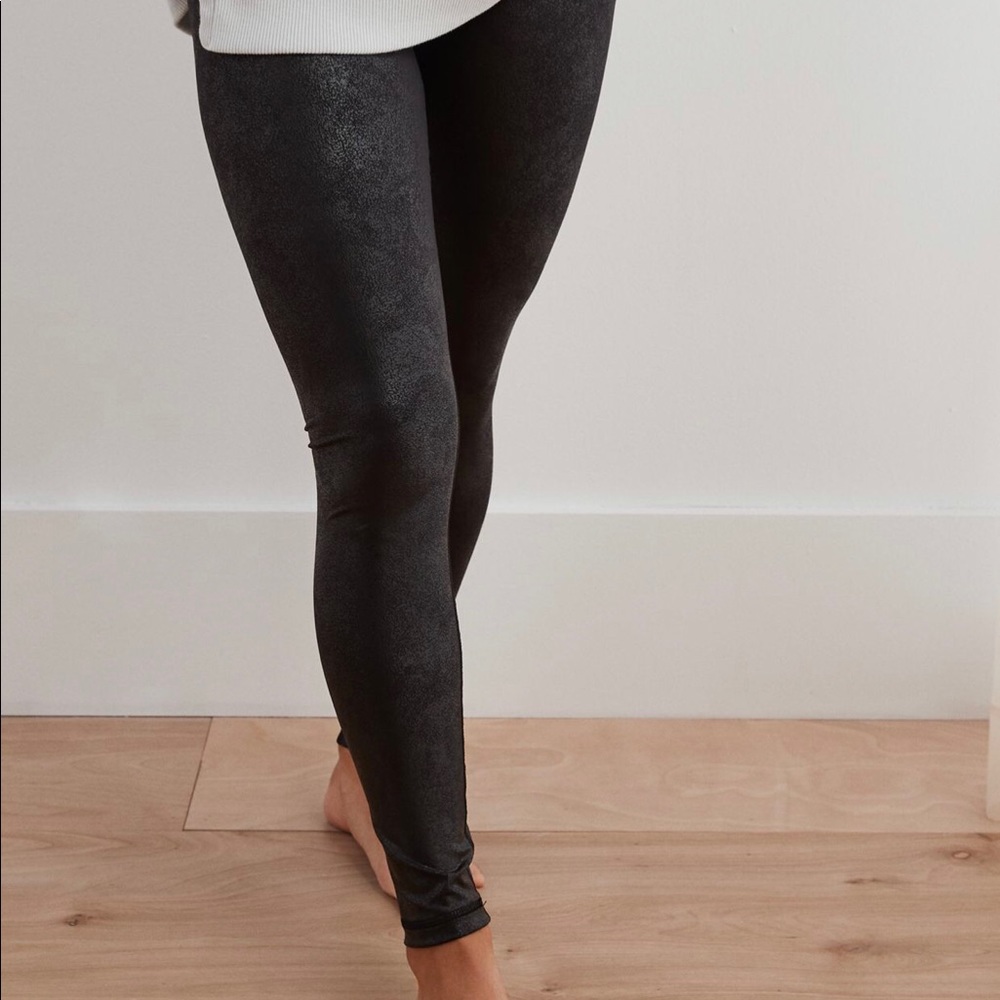 Aerie Crackle shiny leggings NWOT